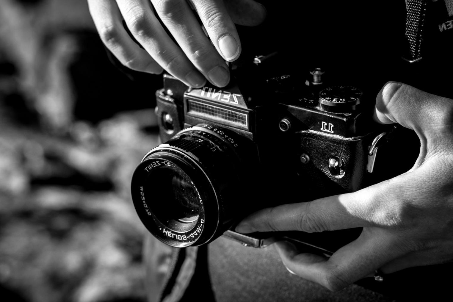 Esempio di workspace professionale per editing video con monitor e attrezzatura